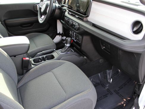 Used 2025 Jeep Wrangler Sahara AWD/4WD image 21