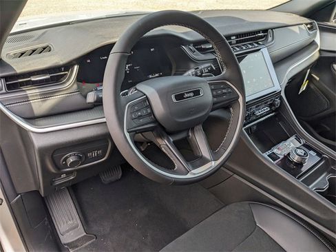New 2025 Jeep Grand Cherokee L Altitude image 8