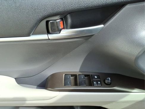 Used 2023 Toyota Camry SE image 11