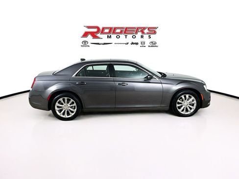 Used 2015 Chrysler 300 Limited w/ Driver Convenience Group image 9