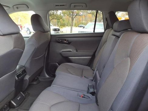 Used 2023 Toyota Highlander LE image 6