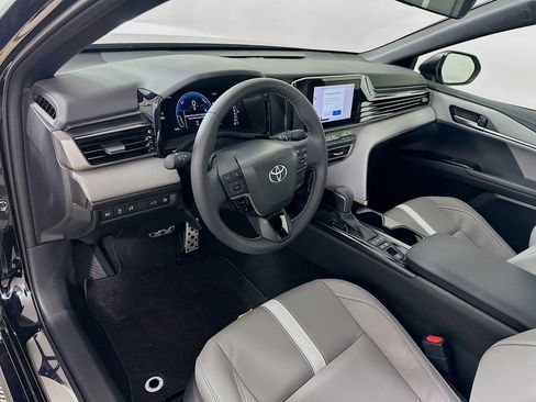 Used 2025 Toyota Camry SE image 9