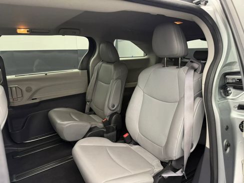 Used 2022 Toyota Sienna XLE AWD/4WD image 28