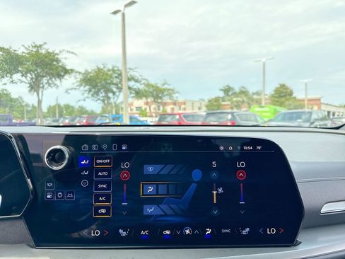 Used 2025 Chevrolet Traverse LT FWD image 22