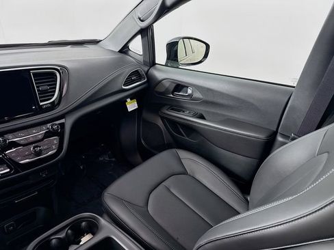 New 2026 Chrysler Pacifica Select w/ S Appearance Package image 22