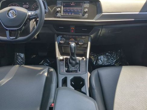 Used 2020 Volkswagen Jetta SE w/ SE Cold Weather Package image 13