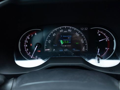 Used 2024 Toyota RAV4 XLE Premium FWD image 9
