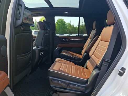 Used 2023 GMC Yukon Denali Ultimate AWD/4WD image 12