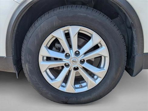 Used 2015 Nissan Rogue SV w/ SV Premium Package FWD image 9