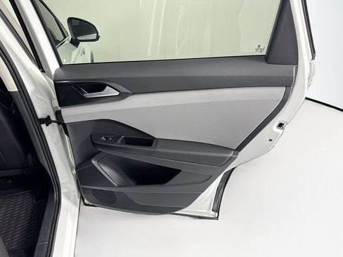 Used 2023 Volkswagen Taos SE w/ Panoramic Sunroof Package FWD image 27