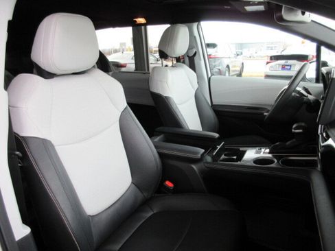 Used 2025 Toyota Sienna XSE w/ XSE Plus Package image 38