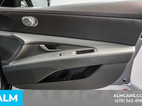 Used 2025 Hyundai Elantra SE image 39