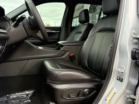 New 2025 Jeep Grand Cherokee Limited w/ Black Appearance Package image 2