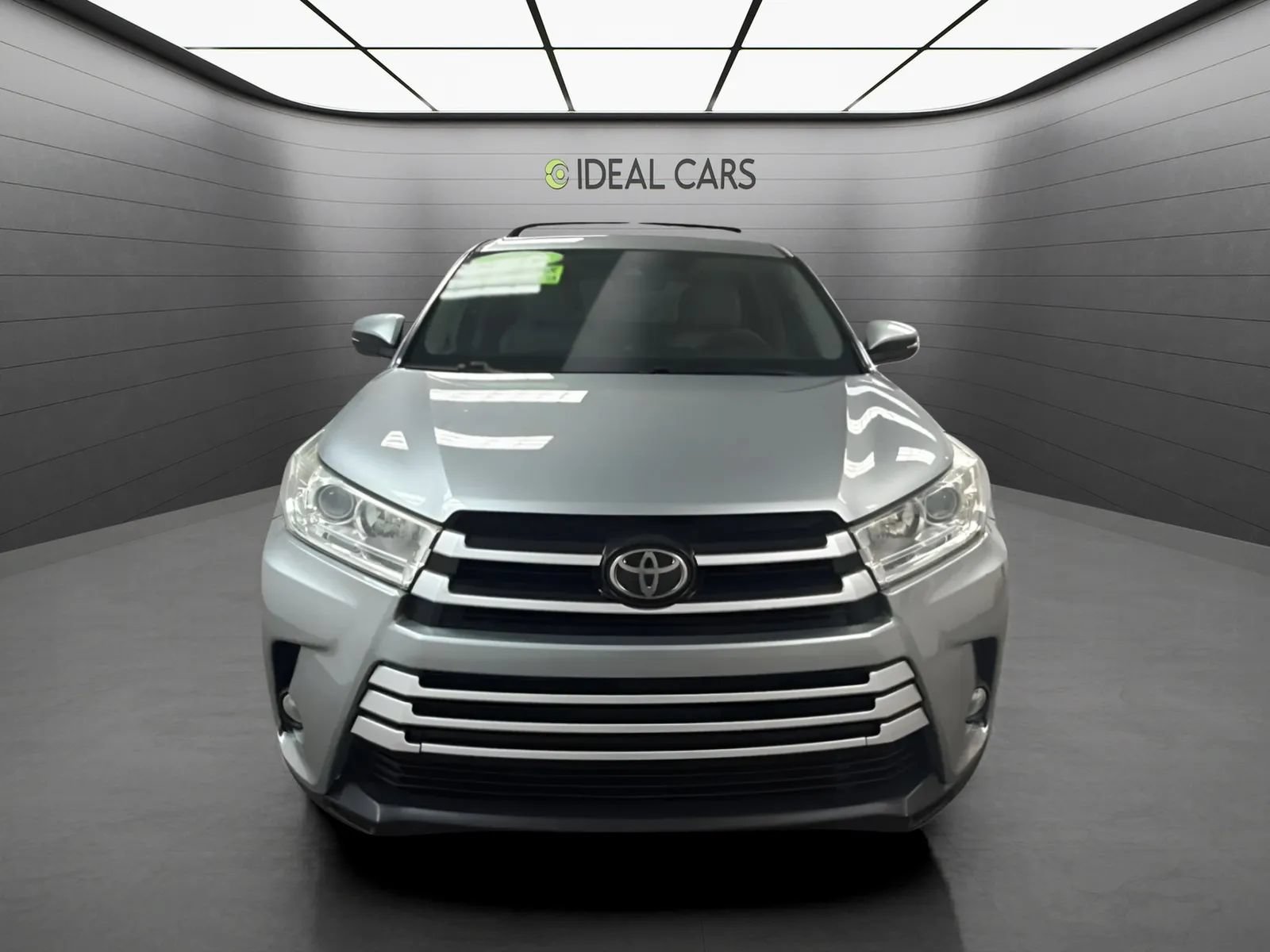 Used 2017 Toyota Highlander Plus FWD image 2