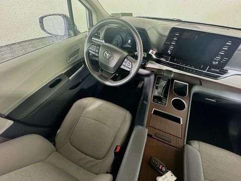 Used 2024 Toyota Sienna LE image 9