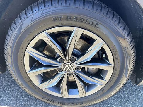 Used 2022 Volkswagen Tiguan SE w/ Panoramic Sunroof Package image 12