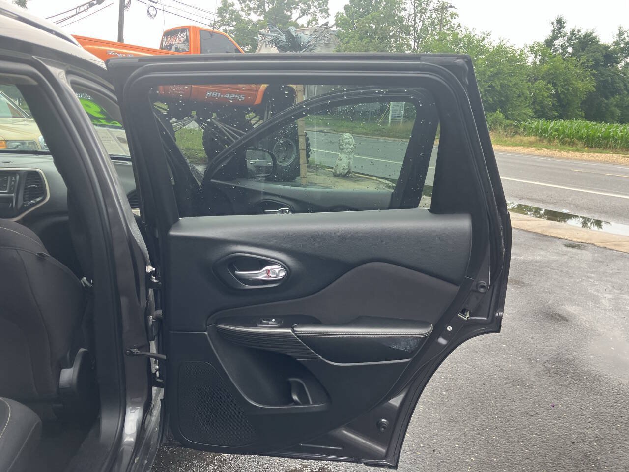 Used 2015 Jeep Cherokee Latitude FWD image 21