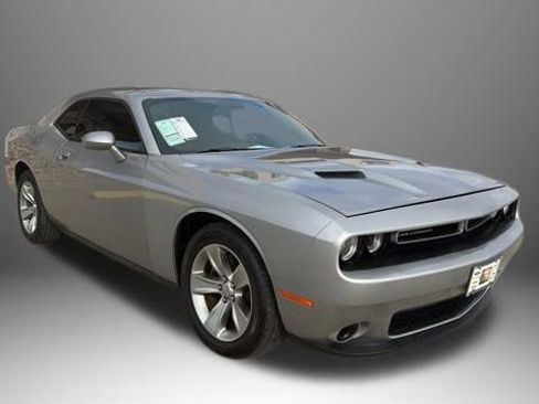 Used 2016 Dodge Challenger SXT image 3