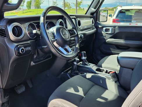 Used 2018 Jeep Wrangler Unlimited Sahara AWD/4WD image 7