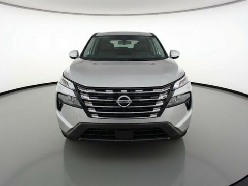 Used 2025 Nissan Rogue SV image 2