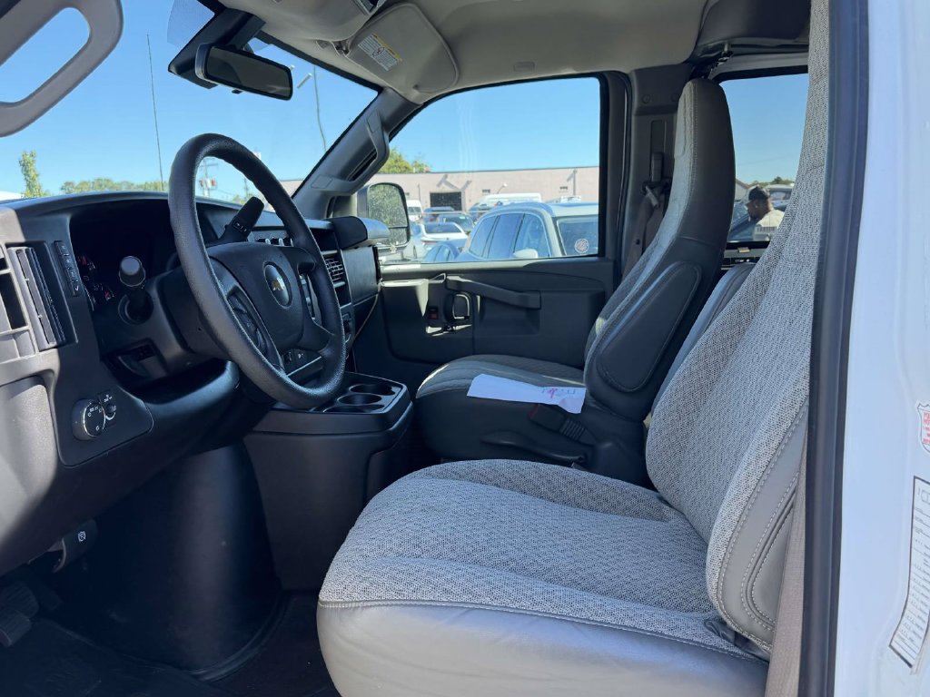 Used 2025 Chevrolet Express 3500 LT w/ LT Preferred Equipment Group RWD image 5