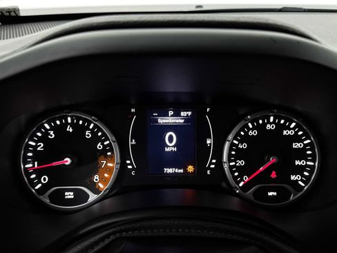Used 2015 Jeep Renegade Latitude FWD image 31