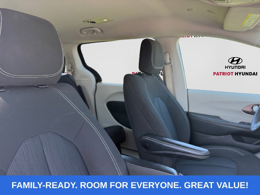 Used 2023 Chrysler Voyager LX FWD image 13