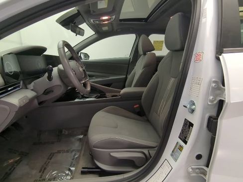 Used 2025 Hyundai Elantra SEL FWD image 13
