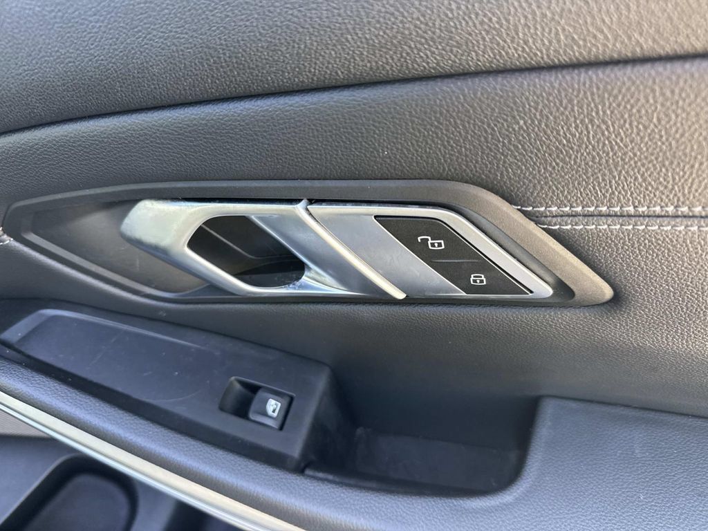 Used 2019 BMW 330i Sedan w/ M Sport Package RWD image 15