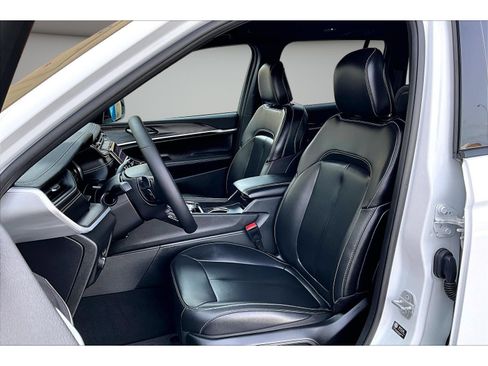 Certified 2025 Jeep Grand Cherokee Limited AWD/4WD image 33