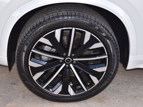 Used 2025 Volvo XC90 B6 Plus image 39