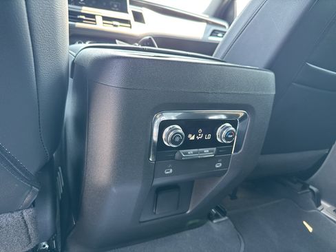Used 2023 GMC Yukon SLE AWD/4WD image 10