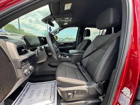 Used 2025 Chevrolet Suburban LS RWD image 17