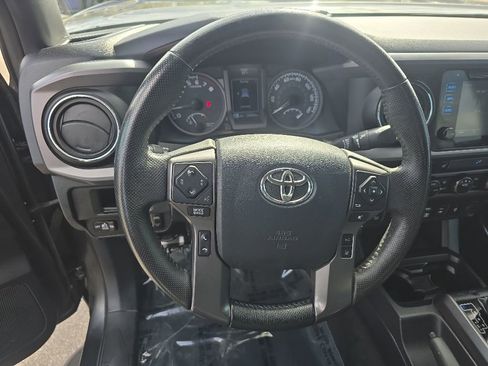 Used 2019 Toyota Tacoma TRD Off-Road AWD/4WD image 12
