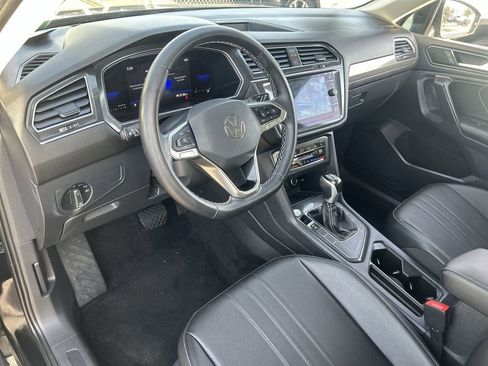 Used 2023 Volkswagen Tiguan SE w/ Panoramic Sunroof Package FWD image 15
