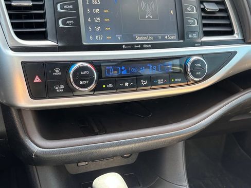 Used 2017 Toyota Highlander XLE FWD image 12
