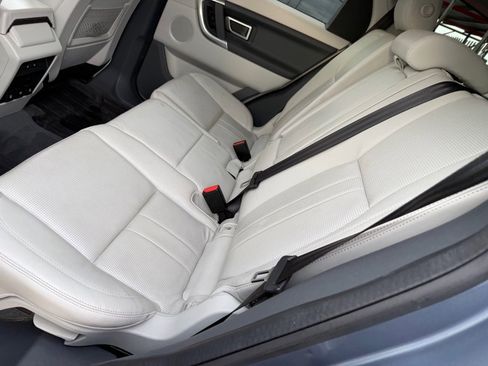 Used 2019 Land Rover Discovery Sport SE image 16