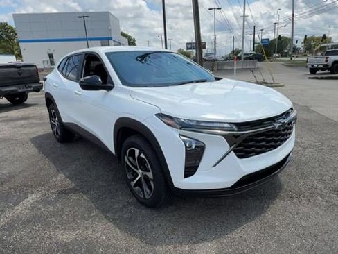 Certified 2025 Chevrolet Trax RS w/ Driver Confidence Package FWD image 2