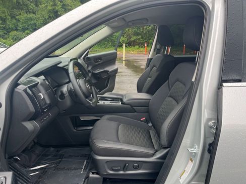 Used 2025 Nissan Pathfinder SV FWD image 28