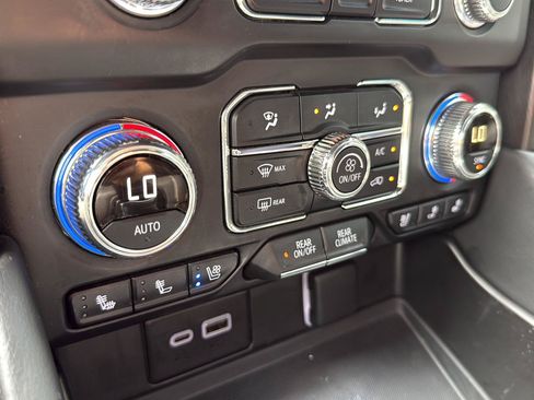 Used 2024 GMC Yukon AT4 w/ Technology Package AWD/4WD image 28