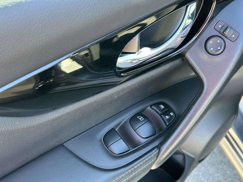 Used 2020 Nissan Rogue Sport SV image 17