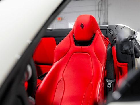 Used 2020 Ferrari Portofino RWD image 40