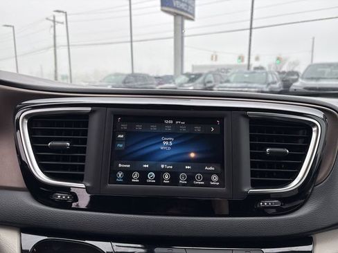 Used 2020 Chrysler Voyager L image 31