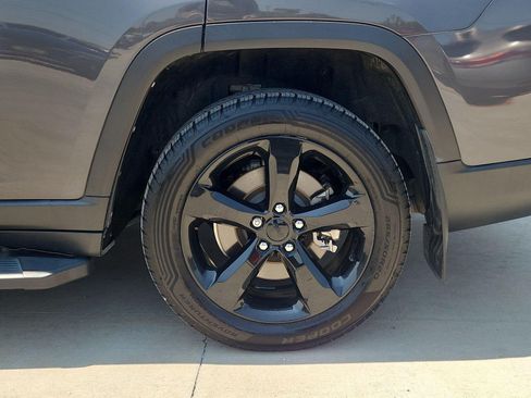 Used 2022 Jeep Grand Cherokee L Laredo RWD image 32
