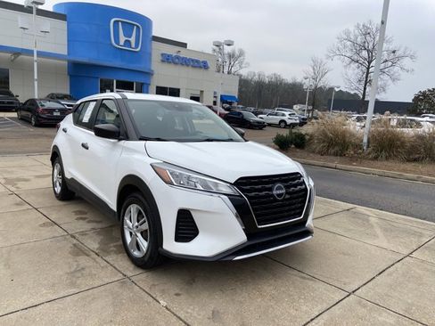 Used 2022 Nissan Kicks S image 2