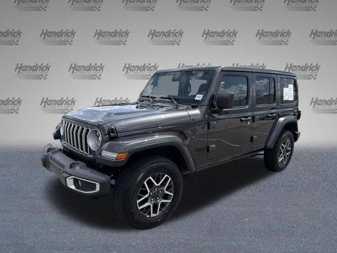 Used 2025 Jeep Wrangler Unlimited Sahara AWD/4WD image 4