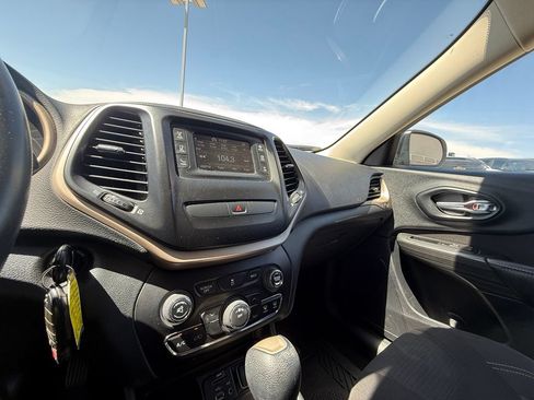 Used 2016 Jeep Cherokee Latitude w/ Comfort & Sound Group FWD image 11