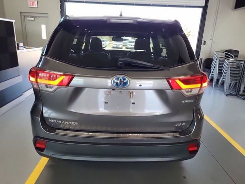 Used 2018 Toyota Highlander XLE image 3