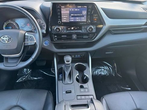 Used 2022 Toyota Highlander XLE AWD/4WD image 2
