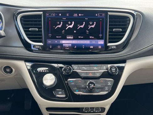 Used 2021 Chrysler Pacifica Touring-L FWD image 35